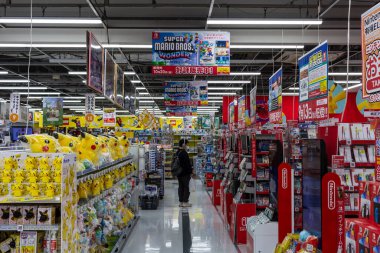 Tokyo, Japonya, 26 Ekim 2023: Tokyo 'daki bir elektronik ve oyuncakçı dükkanının içindeki koridor manzarası