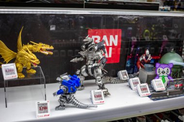 Tokyo, Japonya, 26 Ekim 2023: Tokyo oyuncak mağazasında koleksiyon rakamları sergileniyor