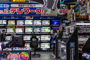 Tokyo, Japonya, 26 Ekim 2023: Reklam tabelaları olan bir elektronik mağazasında çıkış tezgahları