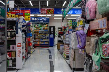 Tokyo, Japonya, 26 Ekim 2023: Ofis büyük bir perakende mağazasının koridoru