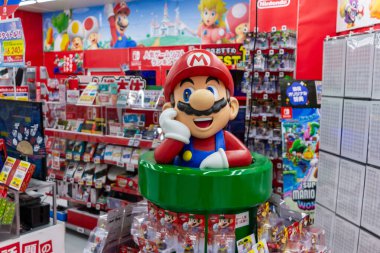 Tokyo, Japonya, 26 Ekim 2023: Tokyo 'daki video oyunu mağazasında Super Mario ekranı