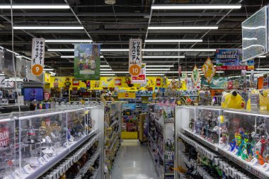 Tokyo, Japonya, 26 Ekim 2023: Bir Japon elektronik mağazasında oyuncak reyonu