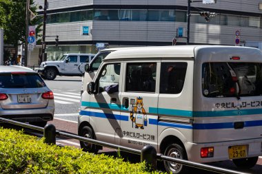 Tokyo, Japonya, 26 Ekim 2023: Şehir trafiğinde görev yapan araç