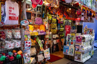 Tokyo, Japonya, 26 Ekim 2023: Bir yenilik ve hediyelik eşya dükkanının canlı vitrini