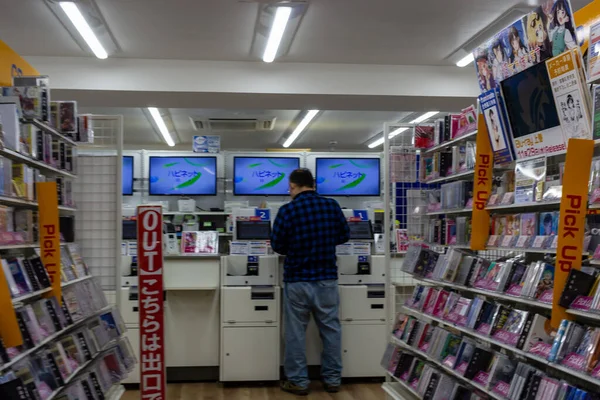 Tokyo, Japonya, 26 Ekim 2023: Bir elektronik mağazasında medya seçimleri yoluyla bireysel tarama