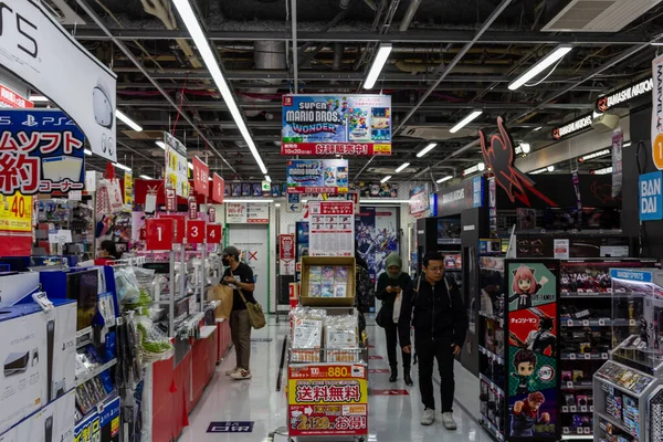 Tokio Japón Octubre 2023 Compradores Navegando Una Tienda Electrónica Juegos — Foto de Stock