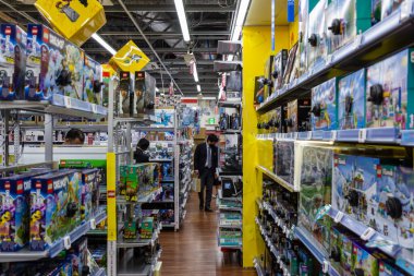 Tokyo, Japonya, 26 Ekim 2023: Tokyo 'da çeşitli ürünlerle dolu bir anime mağazası