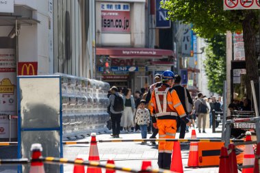 Tokyo, Japonya, 26 Ekim 2023: Tokyo 'daki bir şantiyede güvenlik yeleği giyen inşaat işçisi