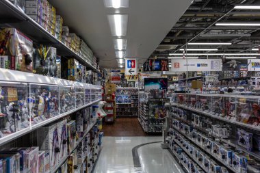 Tokyo, Japonya, 26 Ekim 2023: Tokyo 'nun Akihabara semtinde bir anime figürü mağazasının koridoru