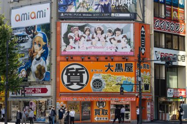Tokyo, Japonya, 26 Ekim 2023: Tokyo 'nun Akihabara ilçesindeki bir binanın anime reklamları
