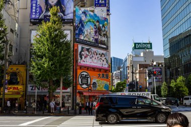 Tokyo, Japonya, 26 Ekim 2023: Tokyo 'nun dinamik Akihabara bölgesinde bir kavşaktan geçen araba