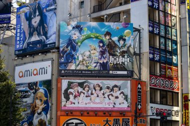 Tokyo, Japonya, 26 Ekim 2023: Anime temalı sokak sahnesi Akihabara 'da renkli reklam panoları