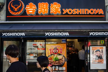 Tokyo, Japonya, 26 Ekim 2023: Tokyo 'daki Yoshinoya restoranına giren müşteriler