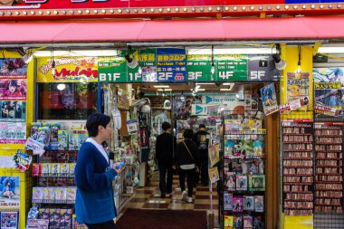 Tokyo, Japonya, 26 Ekim 2023: Tokyo 'da renkli bir anime dükkanına giren müşteri