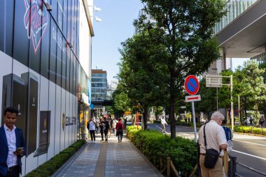 Tokyo, Japonya, 26 Ekim 2023: Tokyo 'nun iş bölgesinde kaldırımda yürüyen yayalar