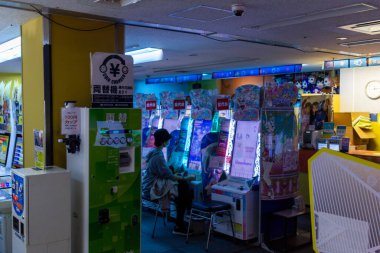 Tokyo, Japonya, 26 Ekim 2023: Pençe makinesi oyunu oynayan bir kişiyle bir oyun salonunda