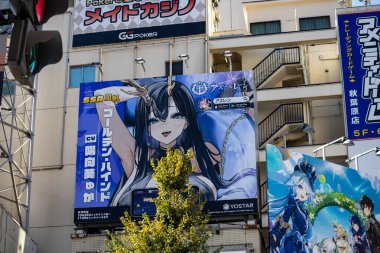 Tokyo, Japonya, 26 Ekim 2023: Akihabara 'daki bina cephesinde büyük anime reklam pankartları