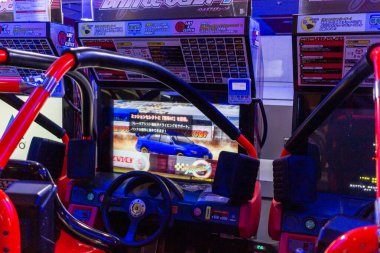 Tokyo, Japonya, 26 Ekim 2023: Direksiyon ve ekranlı yarış atari makineleri