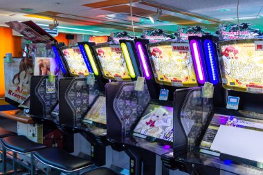 Tokyo, Japonya, 26 Ekim 2023: Canlı pachinko makineleri bir Japon eğlence salonunda dizildi