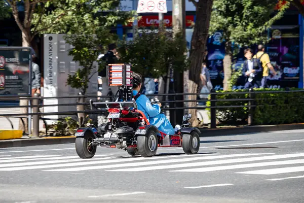 Tokyo, Japonya, 26 Ekim 2023: Tokyo sokaklarında kostümlü katılımcılarla go-kart