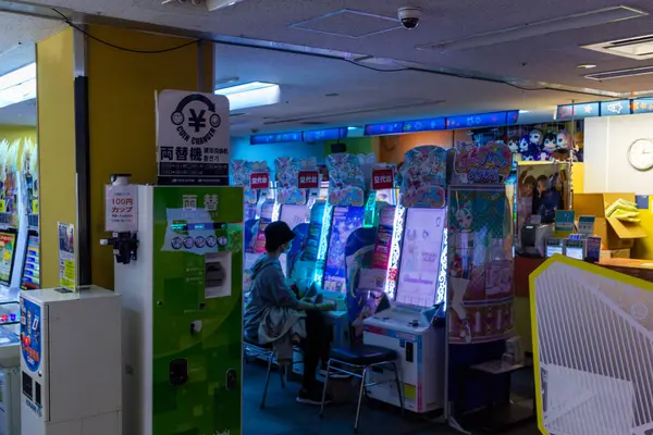 Tokio Japón Octubre 2023 Dentro Una Sala Juegos Con Una — Foto de Stock