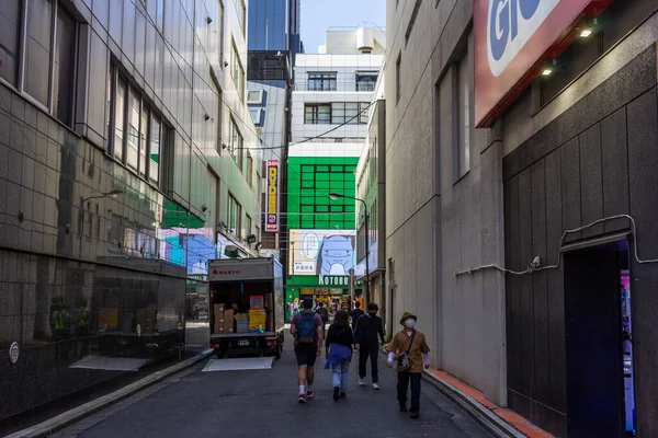 Tokio Japón Octubre 2023 Peatones Caminando Por Estrecho Callejón Shinjuku — Foto de Stock