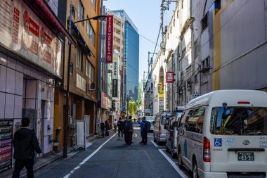 Tokyo, Japonya, 26 Ekim 2023: Sıradan Gezginler ve Otomobillerle Sokak