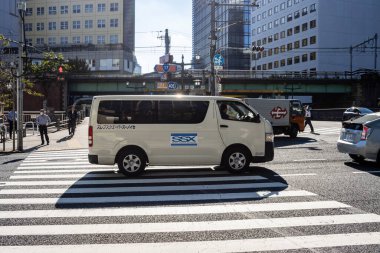 Tokyo, Japonya, 26 Ekim 2023: Tokyo Şehir Kavşağında Ticari Minibüs ve Trafik
