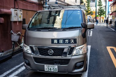 Tokyo, Japonya, 26 Ekim 2023: Tokyo 'da Dar bir sokakta ticari minibüs