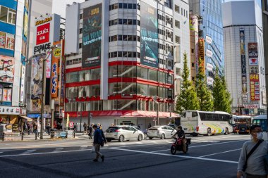 Tokyo, Japonya, 26 Ekim 2023: Tokyo 'nun Alışveriş Alanındaki Renkli Yüzler ve Billboardlar