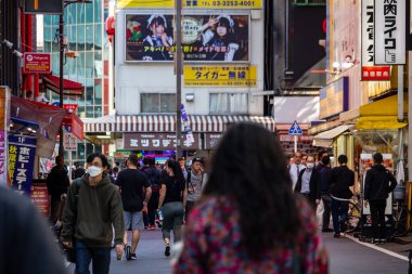 Tokyo, Japonya, 26 Ekim 2023: Tokyo 'da Billboard ve Pedestrians ile Kalabalık Sokak