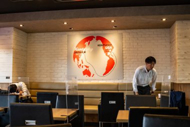 Tokyo, Japonya, 26 Ekim 2023: Dekoratif Duvar Sanatı ile Bir KFC Restoranının İçi