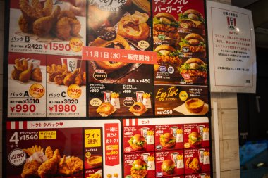 Tokyo, Japonya, 26 Ekim 2023: Tokyo 'da KFC Menü ve Fiyat Gösterimi