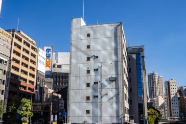 Tokyo, Japonya, 26 Ekim 2023: Modern Tokyo Skyline 'ın ortasındaki Eski Binalar