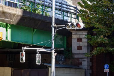 Tokyo, Japonya, 26 Ekim 2023: Demiryolu Üstgeçidi Altında Asılı Trafik Işıkları