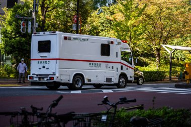 Tokyo, Japonya, 26 Ekim 2023: Ağaç Halkalı Tokyo Caddesi 'nde Ambulans Hareketi