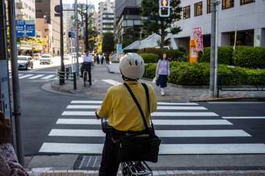 Tokyo, Japonya, 26 Ekim 2023: Tokyo 'da Karşıya Geçmeyi Bekleyen Teslimatçı