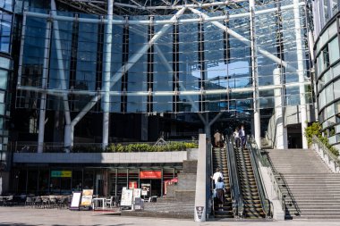 Tokyo, Japonya, 26 Ekim 2023: Modern Cam İnşaat ve Tokyo Kompleksi Girişi