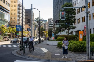 Tokyo, Japonya, 26 Ekim 2023: Yoğun Tokyo Kavşağı 'nın ortasındaki yaya adası