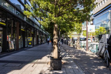 Tokyo, Japonya, 26 Ekim 2023: Tokyo 'da Güneşli Kaldırım Sahnesi