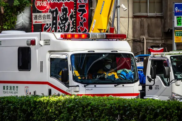 Tokyo, Japonya, 26 Ekim 2023: Tokyo Caddesi 'ne Acil Ambulans Park Edildi