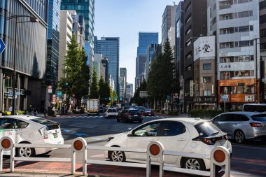 Tokyo, Japonya, 26 Ekim 2023: Tokyo 'nun Merkez İş Bölgesi' nde Yoğun Trafik Sahnesi
