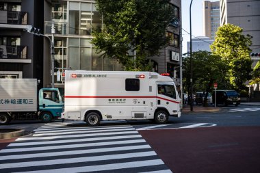 Tokyo, Japonya, 26 Ekim 2023: Tokyo sokaklarında gezinen ambulans