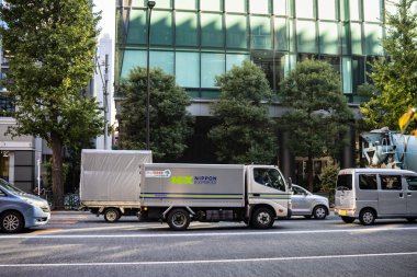 Tokyo, Japonya, 26 Ekim 2023: Tokyo Şehir Sokakları Trafiğinde Ticari Teslimat Kamyonları