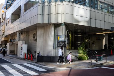Tokyo, Japonya, 26 Ekim 2023: İnsanlı Modern Bir Binanın Girişi ve Taksi