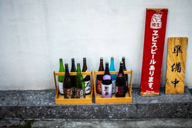 Tokyo, Japonya, 26 Ekim 2023: Yerel Kuruluşun Dışında Geleneksel Sake Şişelerinin Gösterimi