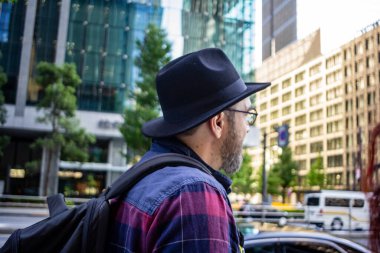 Tokyo, Japonya, 26 Ekim 2023: Tokyo 'nun Şehir Sokakları' nı Keşfeden Şapkalı Adam