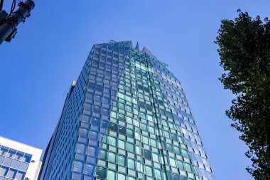 Tokyo, Japonya, 26 Ekim 2023: Mavi Gökyüzüne Karşı Cam Yüzlü Modern Yüksek Katlı Bina