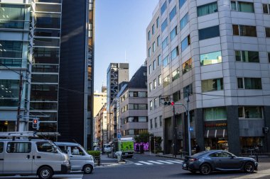 Tokyo, Japonya, 26 Ekim 2023: Tokyo 'da arabalar ve trafik ışıklarıyla dolu kavşak