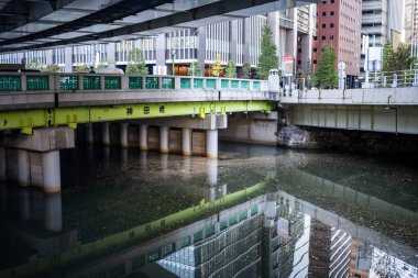 Tokyo, Japonya, 26 Ekim 2023: Sudaki Yansımalarla Canlı Kanal Köprüsü